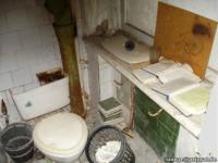 Die Toilette in der oberen Broetage