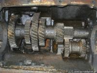 Ein ausgebautes Getriebe in der Freiluftzelle